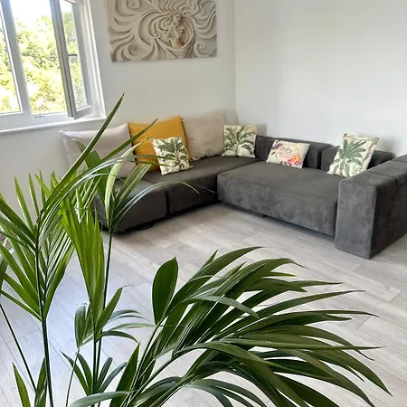 Padre Dante Free Parking Daire