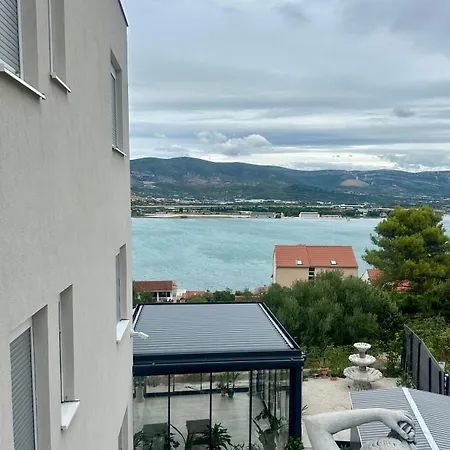 Padre Dante Free Parking *