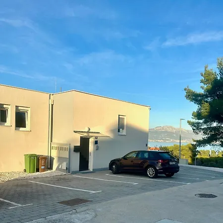 Padre Dante Free Parking