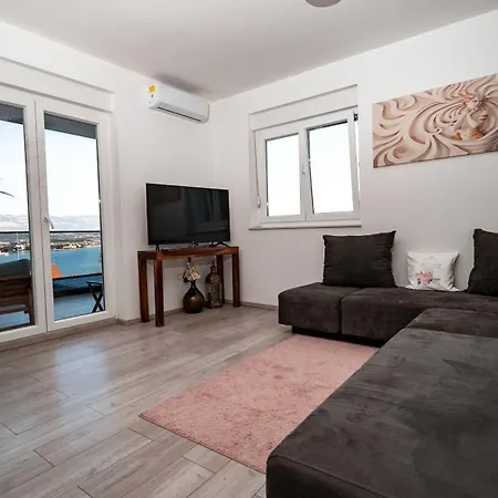 Padre Dante Free Parking Daire