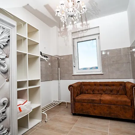 Padre Dante Free Parking