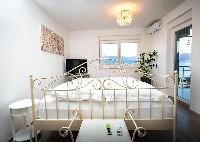 Padre Dante Free Parking And Starlink High Speed Internet Appartement Trogir